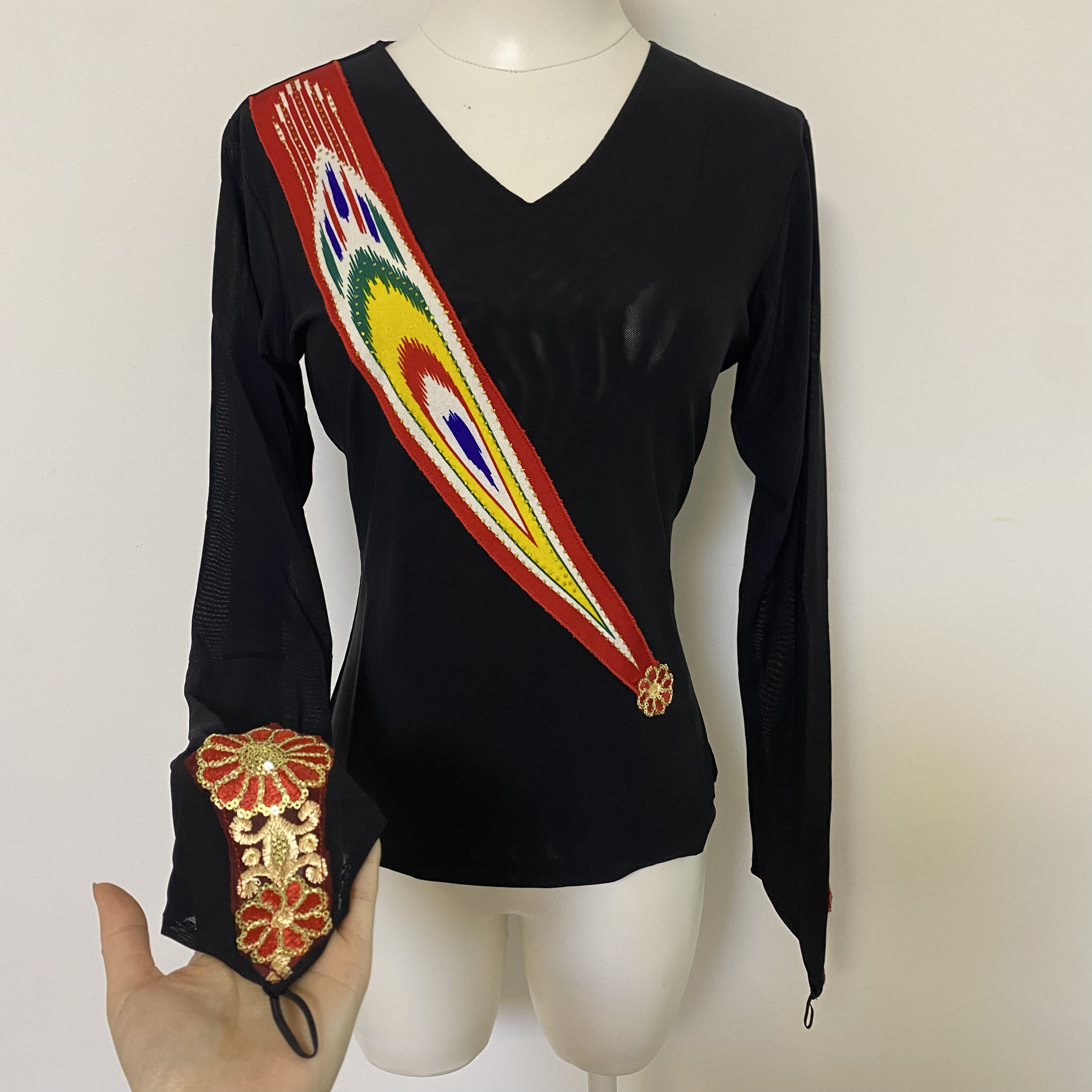 新款胸前艾德莱斯上衣，显瘦，百搭，面料好