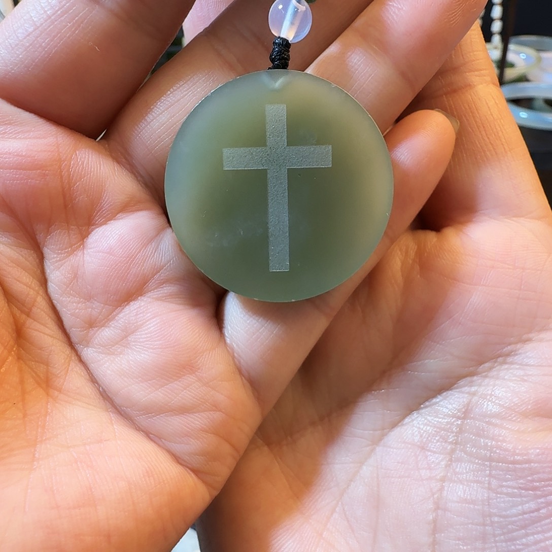 和田玉未镶嵌颈饰清货有瑕疵不退换