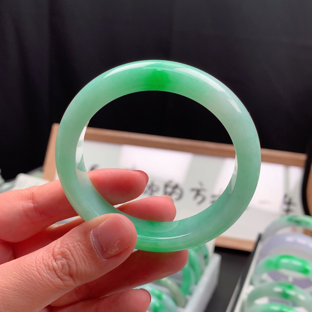 翡翠手镯未镶嵌缅甸