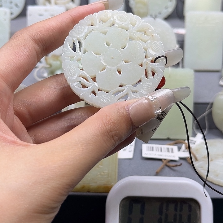 和田玉未镶嵌颈饰云*