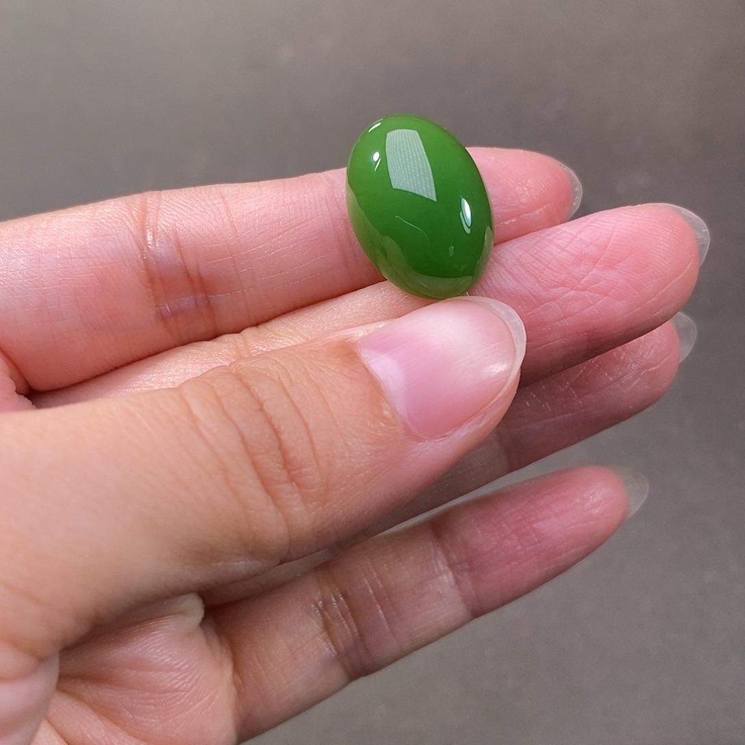 O***O和田玉裸石苹果绿蛋面17.9*13*5.3