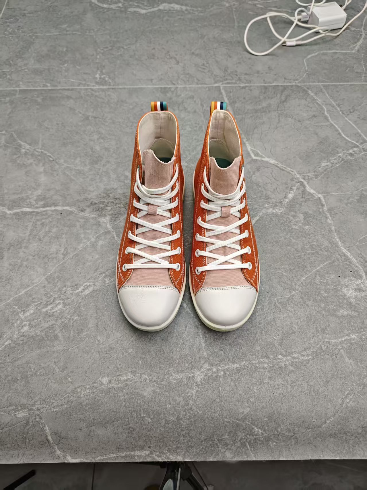 8883红粉高帮鞋、