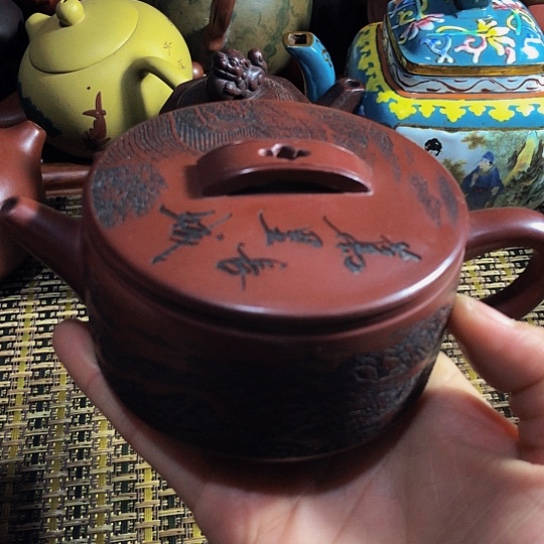 紫砂茶壶原矿泥料手工制作的紫砂壶。