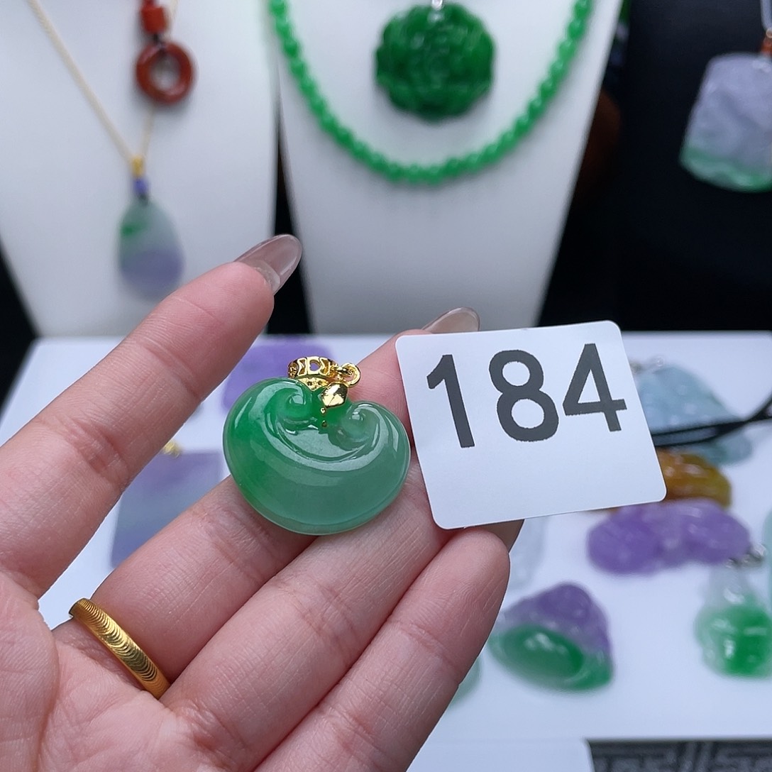 翡翠吊坠(赠链)未镶嵌