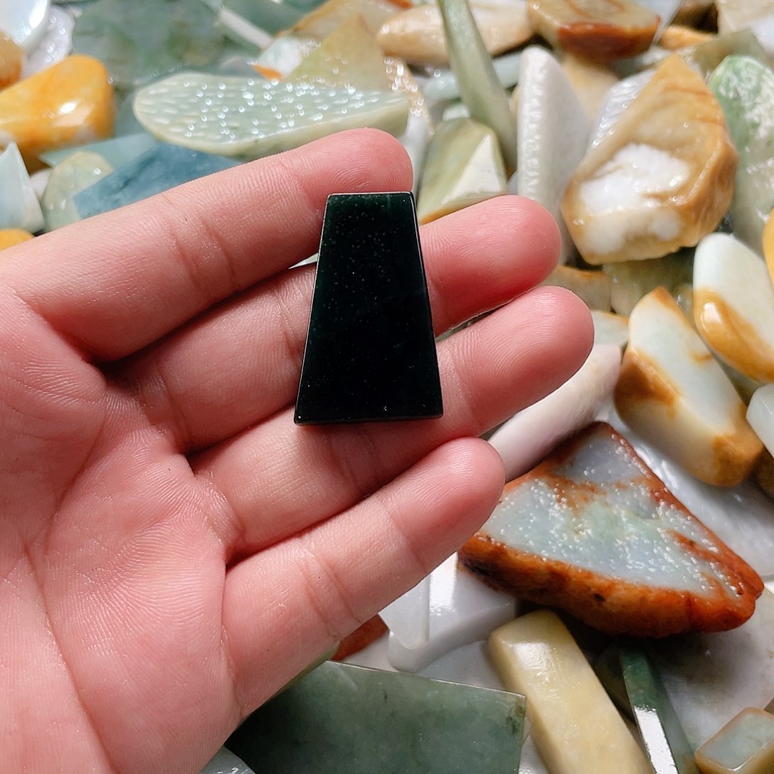 翡翠颈饰未镶嵌雨*