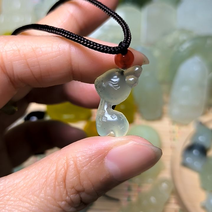 蛇纹石玉颈饰未镶嵌