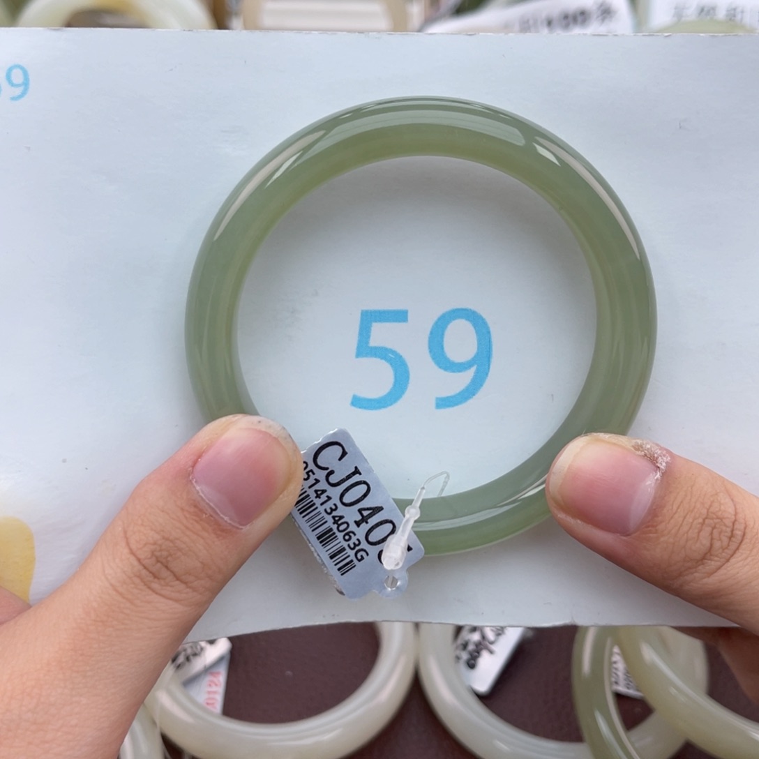 和田玉手镯未镶嵌什**么