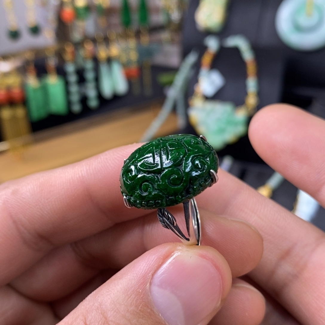 颈饰未镶嵌翡翠戒指