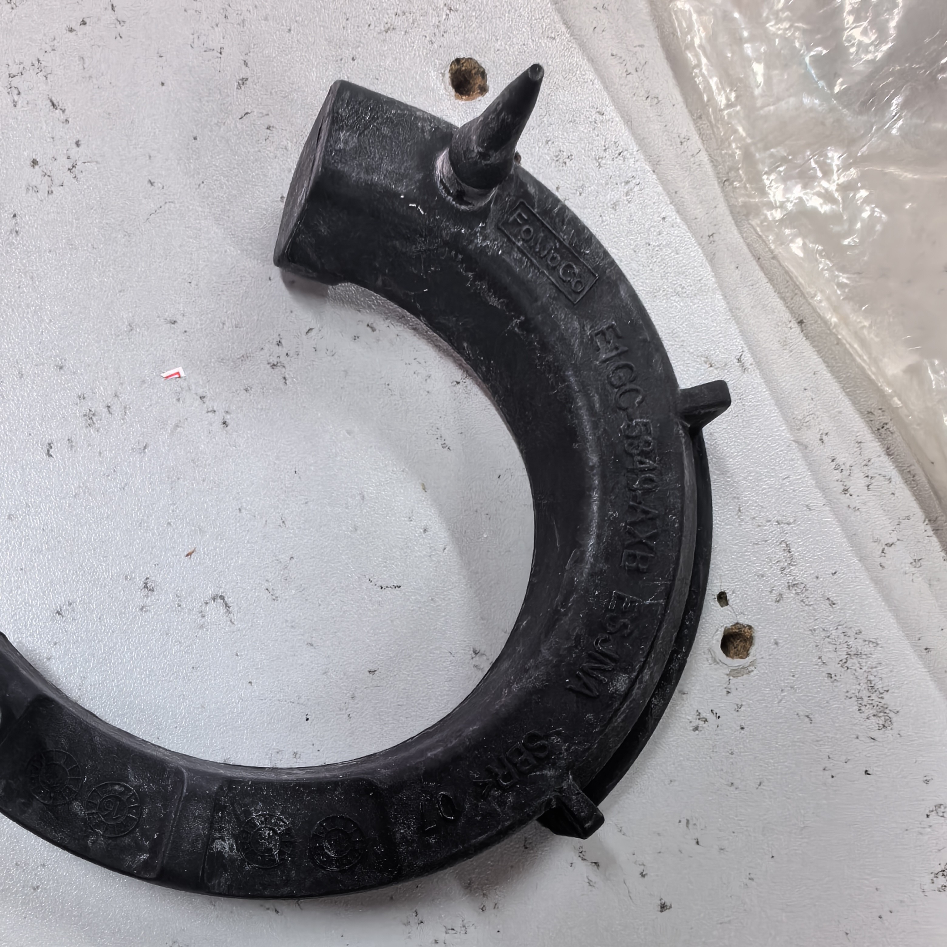 蒙迪欧前减震弹簧胶垫下