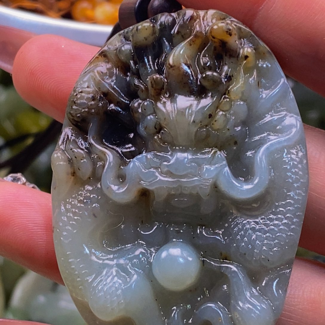 蛇纹石玉颈饰未镶嵌卷****宅