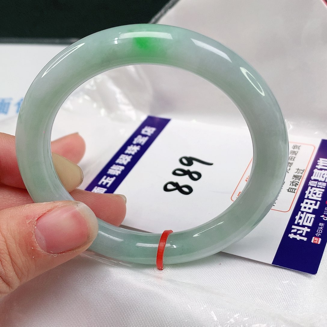 翡翠手镯未镶嵌翡翠