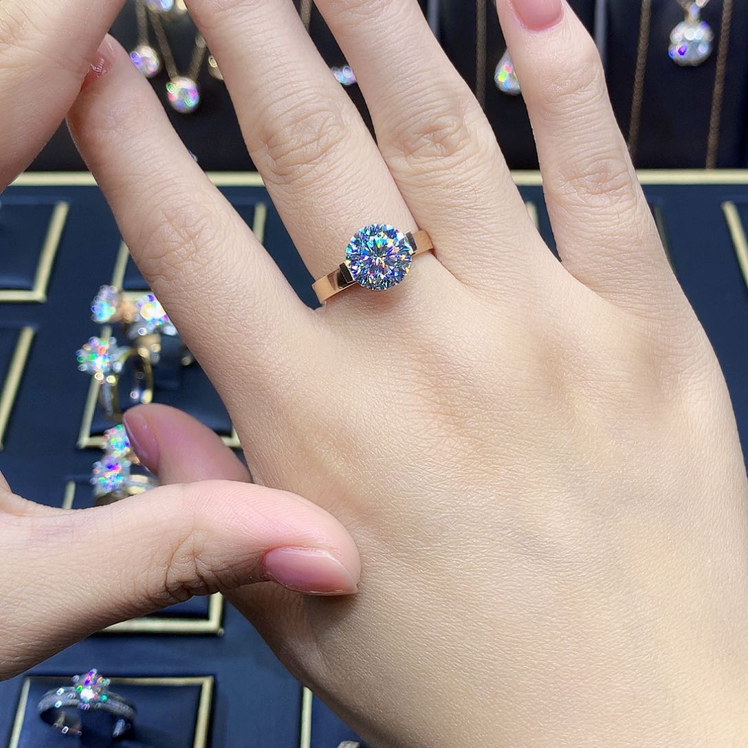 18K金镶嵌合成碳硅石（莫桑石）戒指/指环沙***?