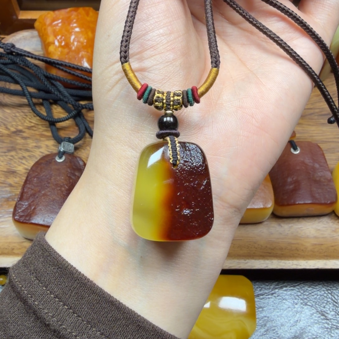 琥珀未镶嵌吊坠(赠链)
