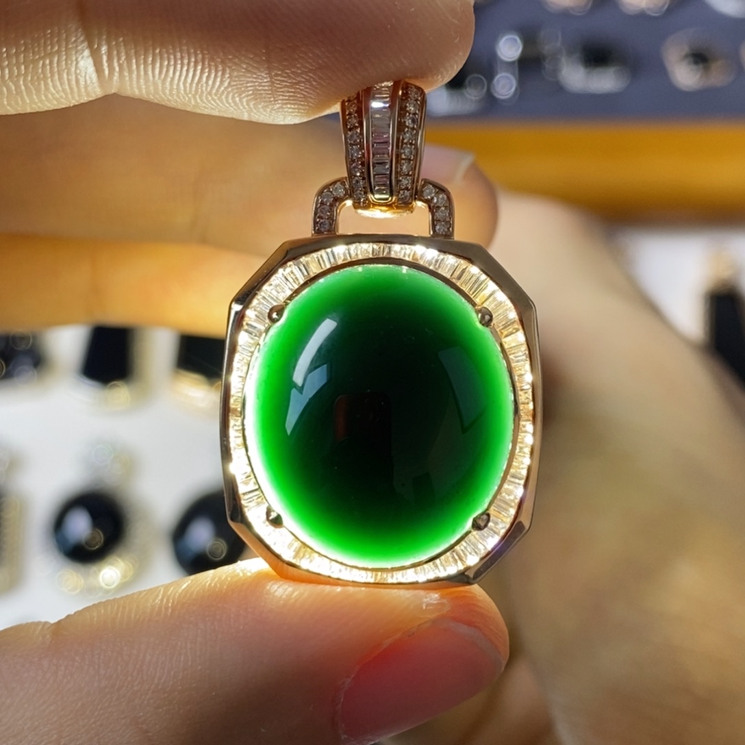 颈饰18K金镶嵌翡翠