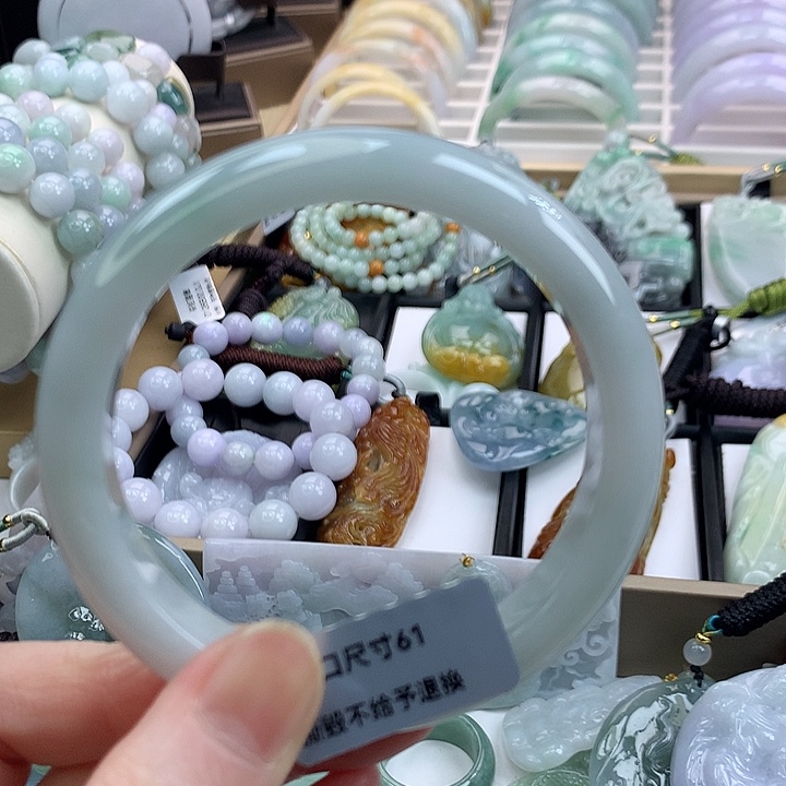 翡翠手镯未镶嵌吊坠