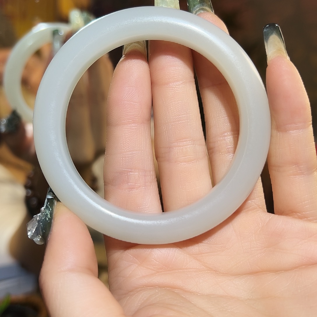 和田玉手镯未镶嵌飞****豆啊啊啊啊啊