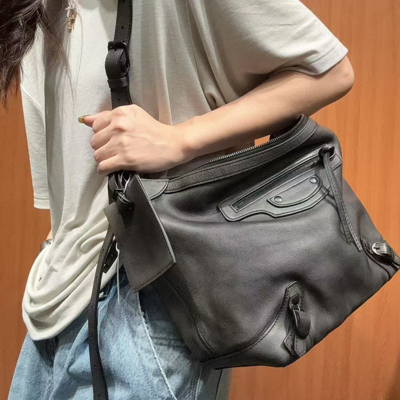 95新 Balenciaga/巴黎世家 【蕾】87 0769 灰色斜挎包