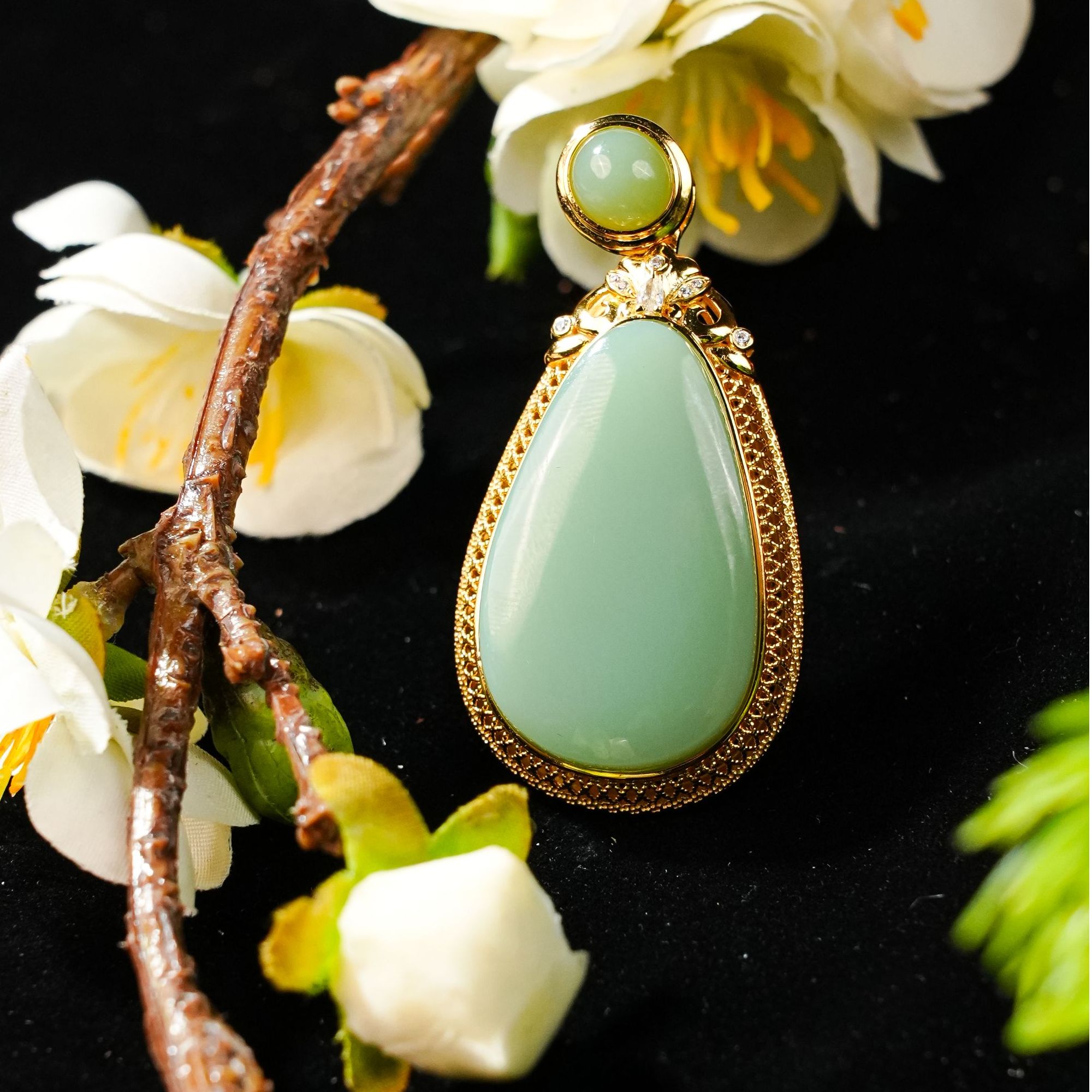  lot11 和田玉碧玉粉青吊坠/qg51125-178001 保利山东拍卖