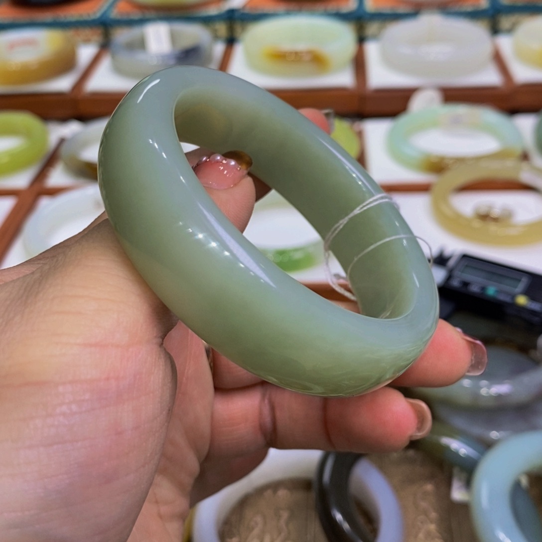 和田玉手镯未镶嵌且末奶绿55.9