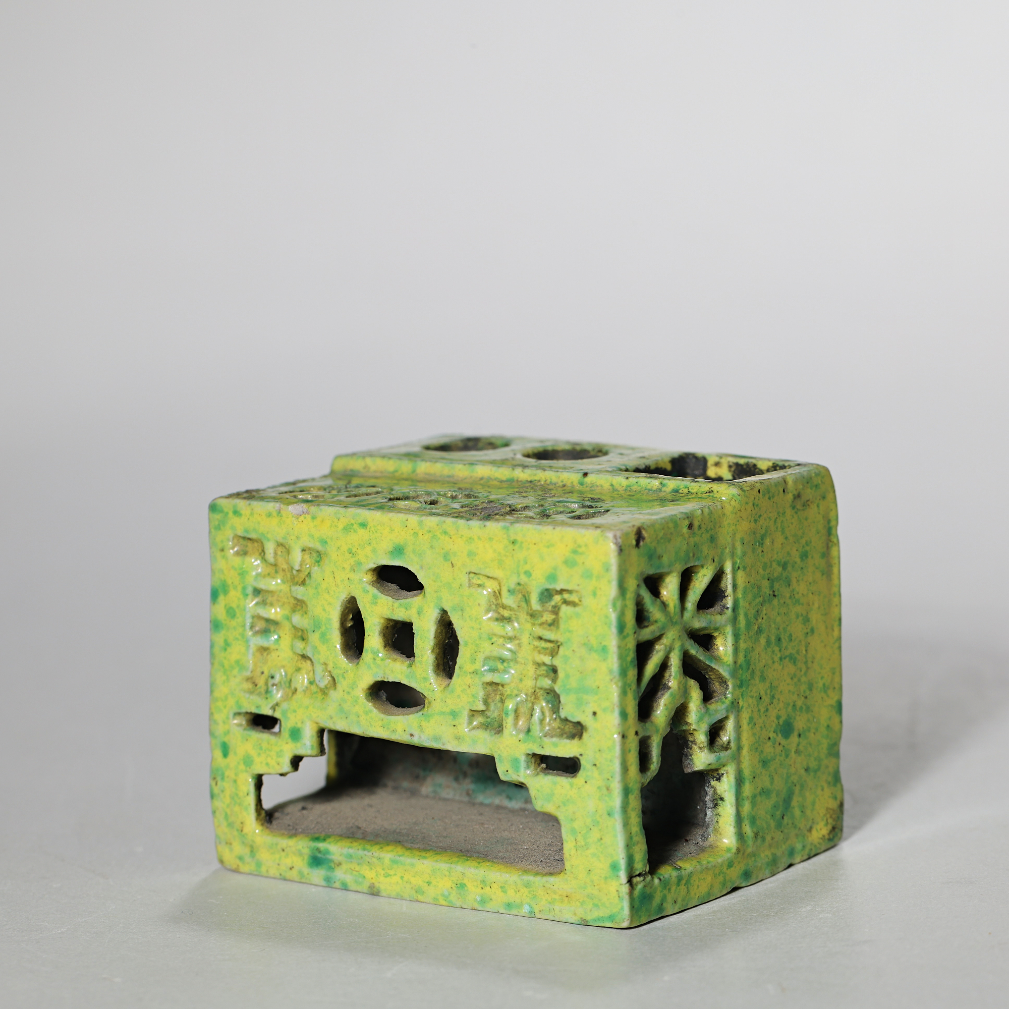 3944清·绿釉笔插【古董拍卖】