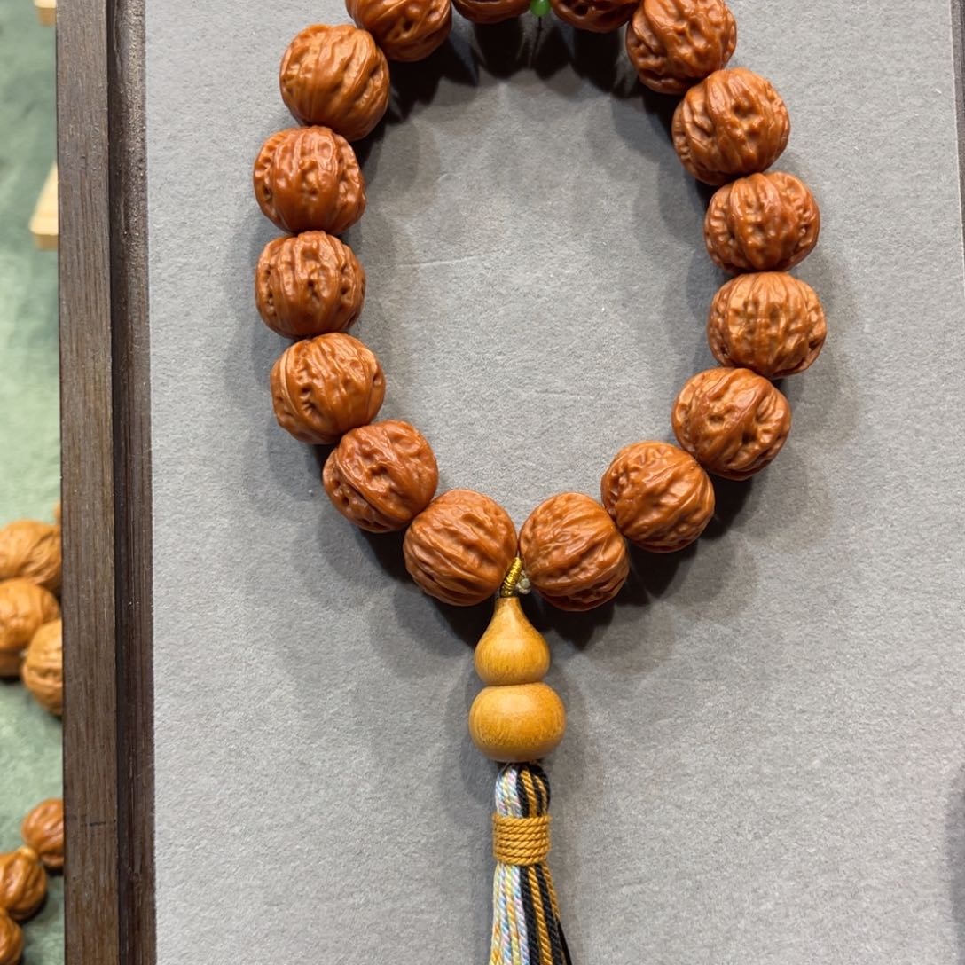 越***。把件文玩核桃树王京巴棱手持