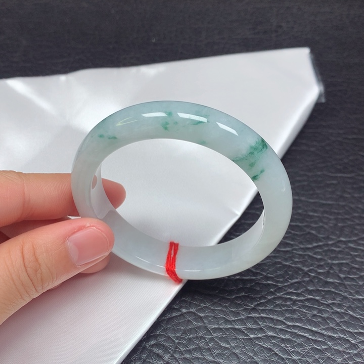 翡翠手镯未镶嵌。