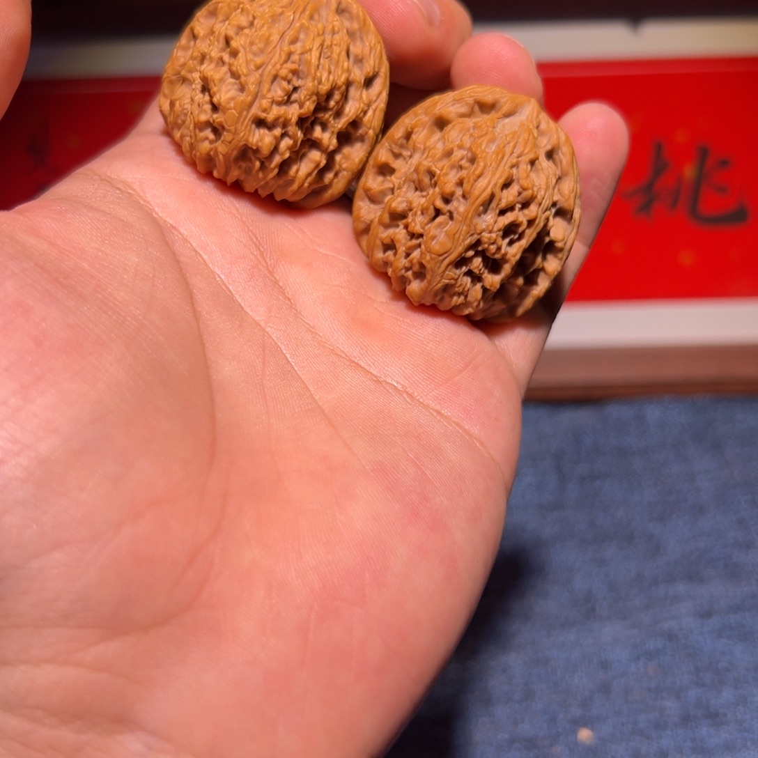 吊坠文玩核桃37精配三角疆一对，有修，看好扣，福利大漏不退不换