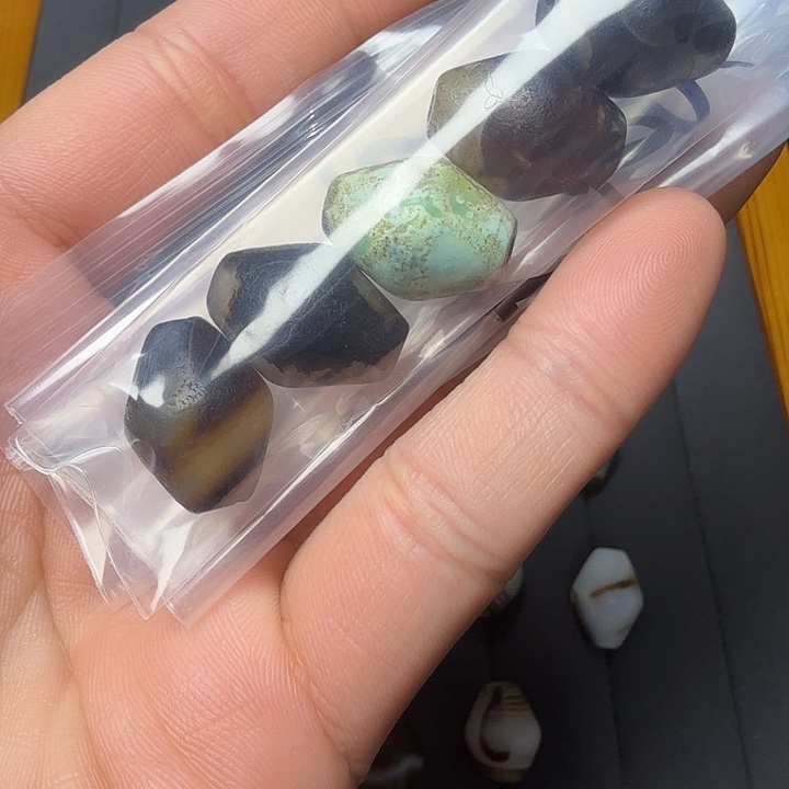 胡***少石英质玉（非洲翠）未镶嵌缠丝