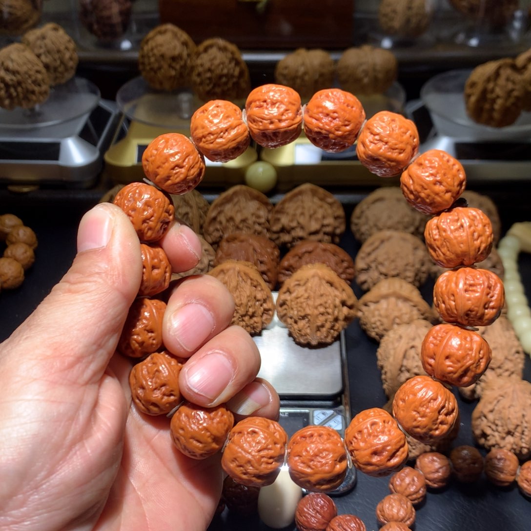 秋子手持大方肚一物一图