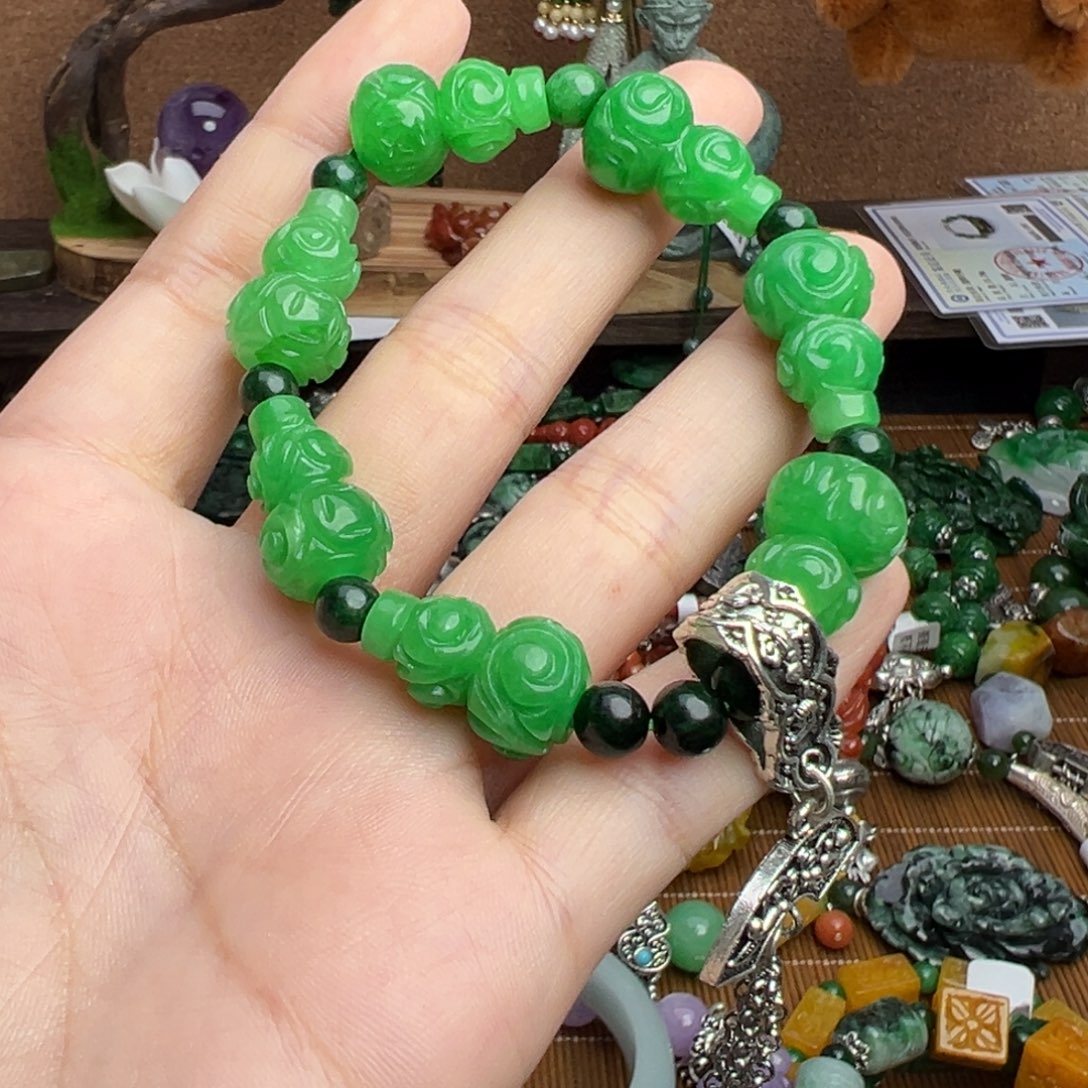 牛***后翡翠未镶嵌颈饰吊坠