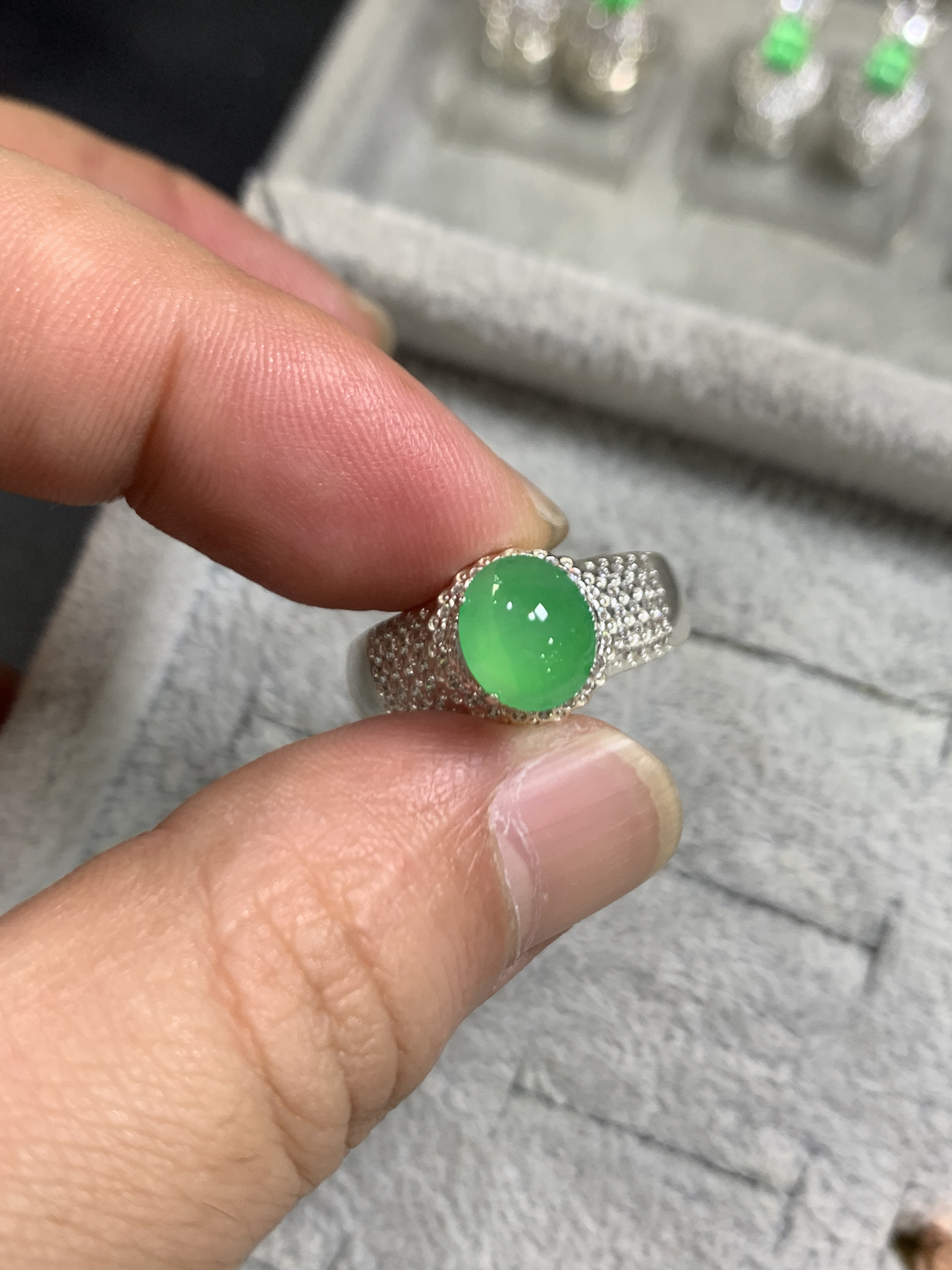 甜绿蛋面敲击推荐品相好铜托可代镶天然缅甸翡翠A货