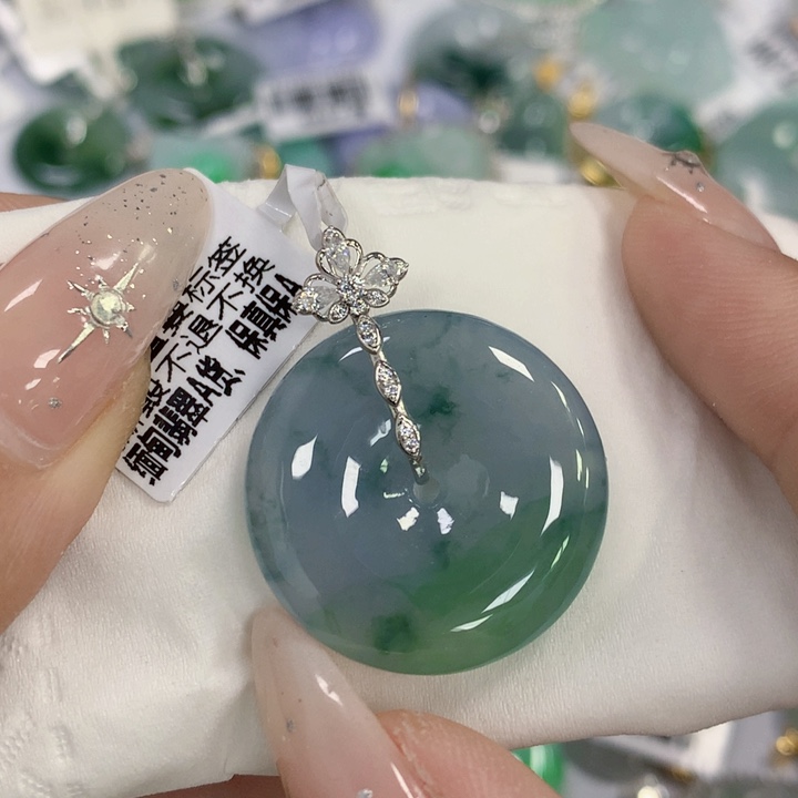 䒕****翡翠18K金镶嵌颈饰