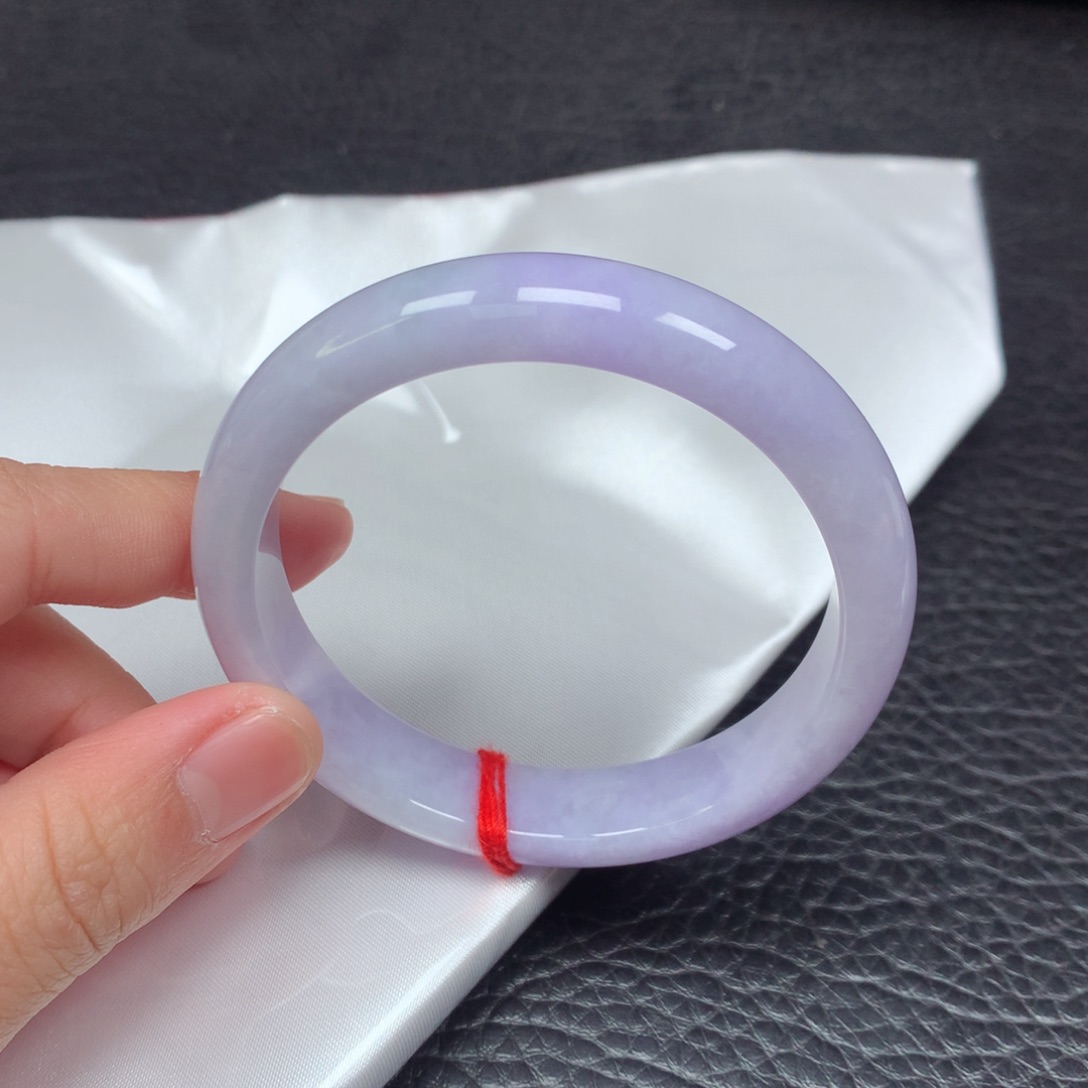 翡翠手镯未镶嵌。