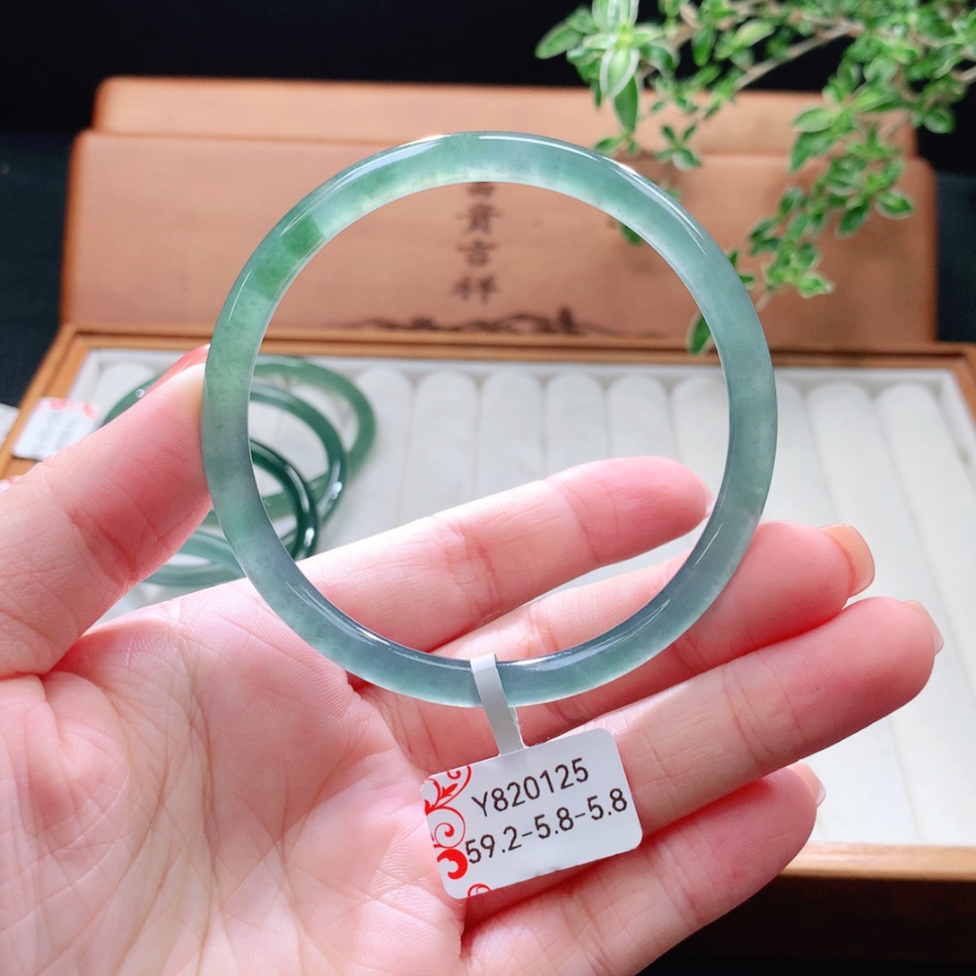 未镶嵌手镯（圆镯）翡翠