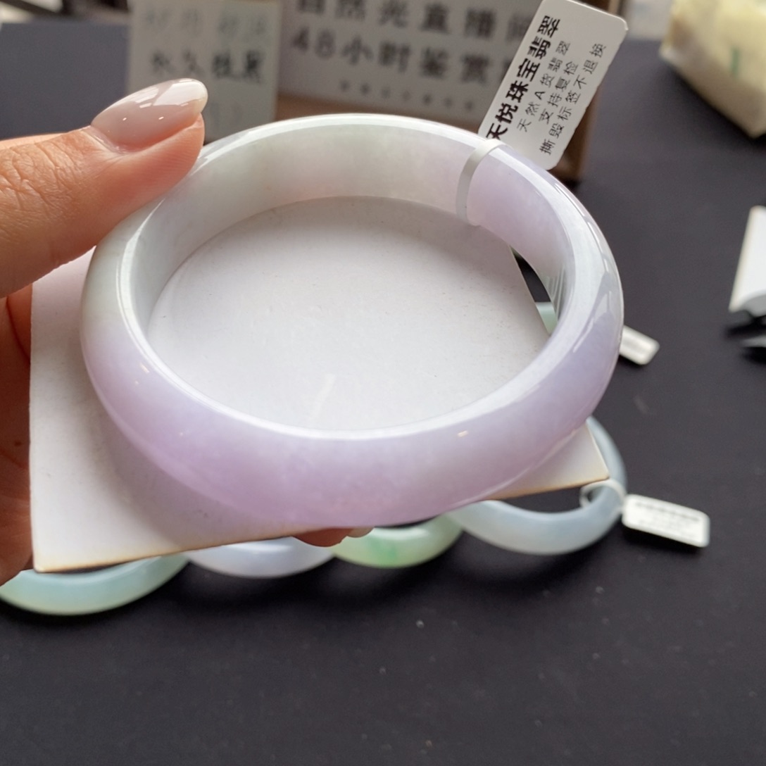 翡翠手镯未镶嵌春彩 