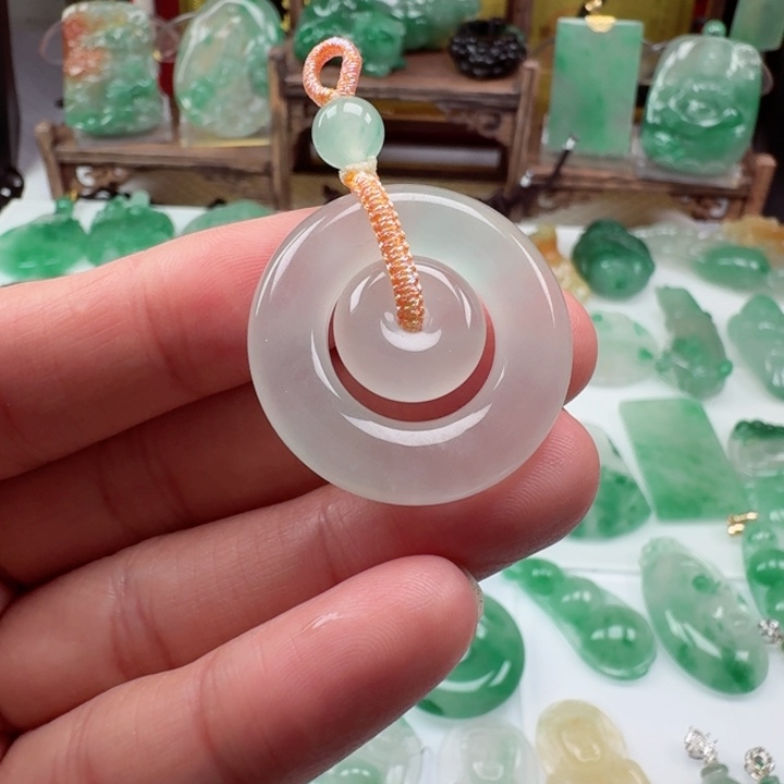 颈饰未镶嵌石英质玉