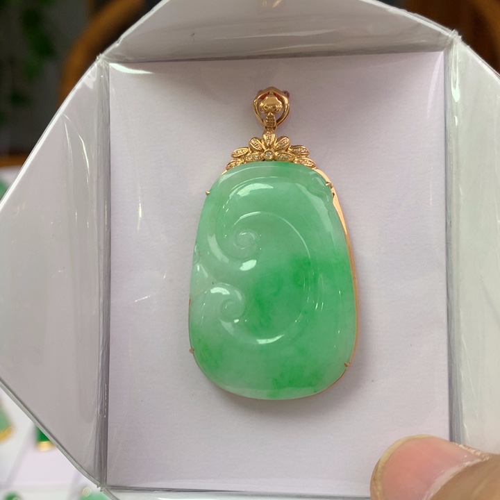 翡翠颈饰18K金镶嵌翡翠