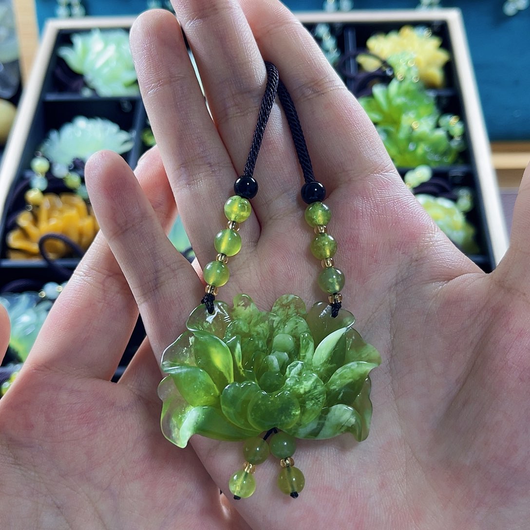 蛇纹石玉颈饰未镶嵌