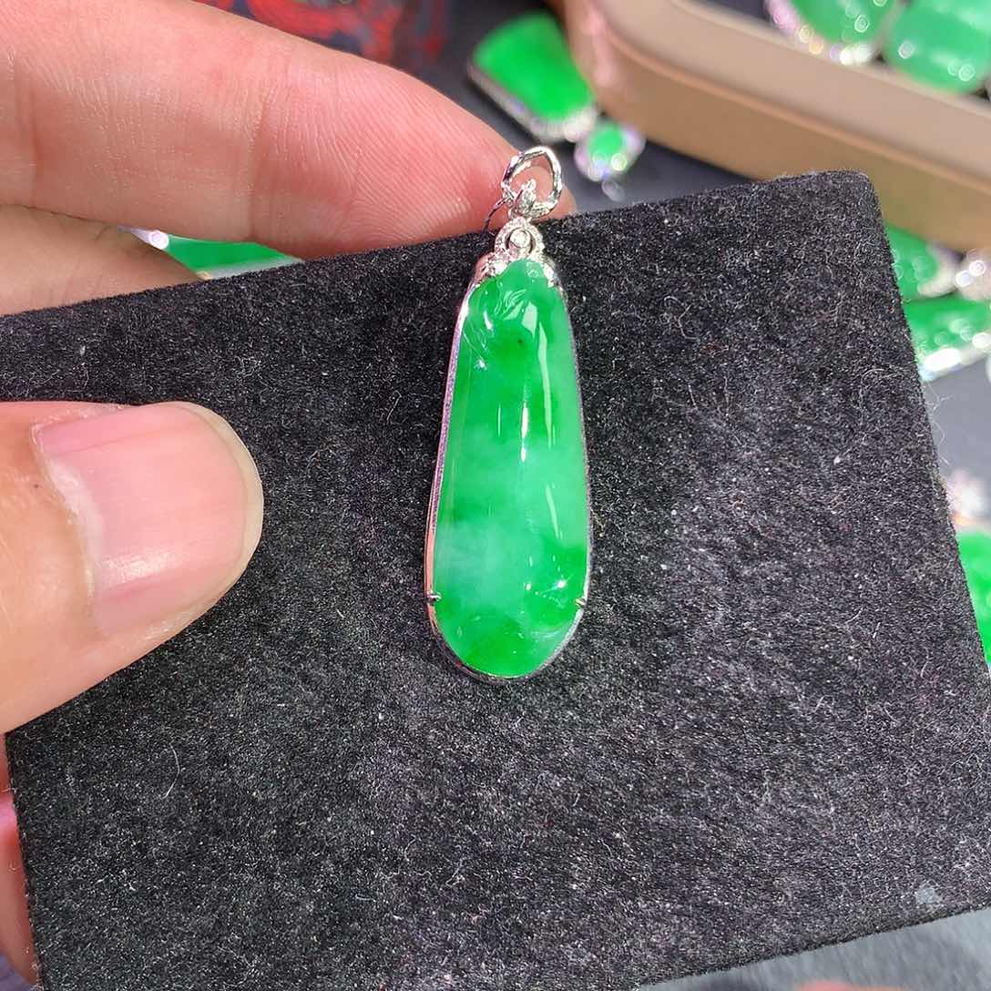 翡翠吊坠(赠链)18K金镶嵌