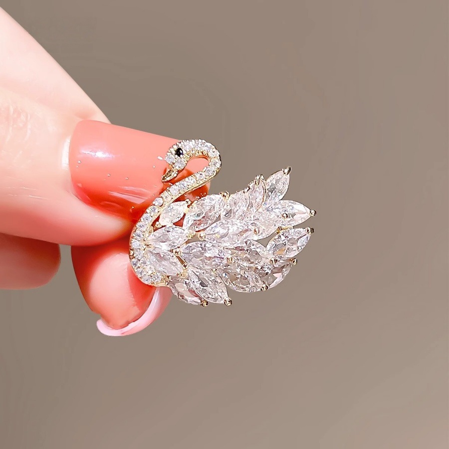 锌合金仿水晶胸针 奢华可爱小天鹅胸针女夏季防走光精致胸花配饰