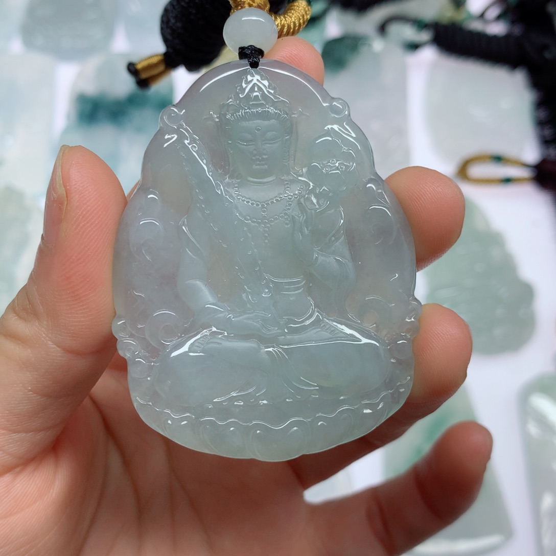 翡翠未镶嵌颈饰将**心虚空藏