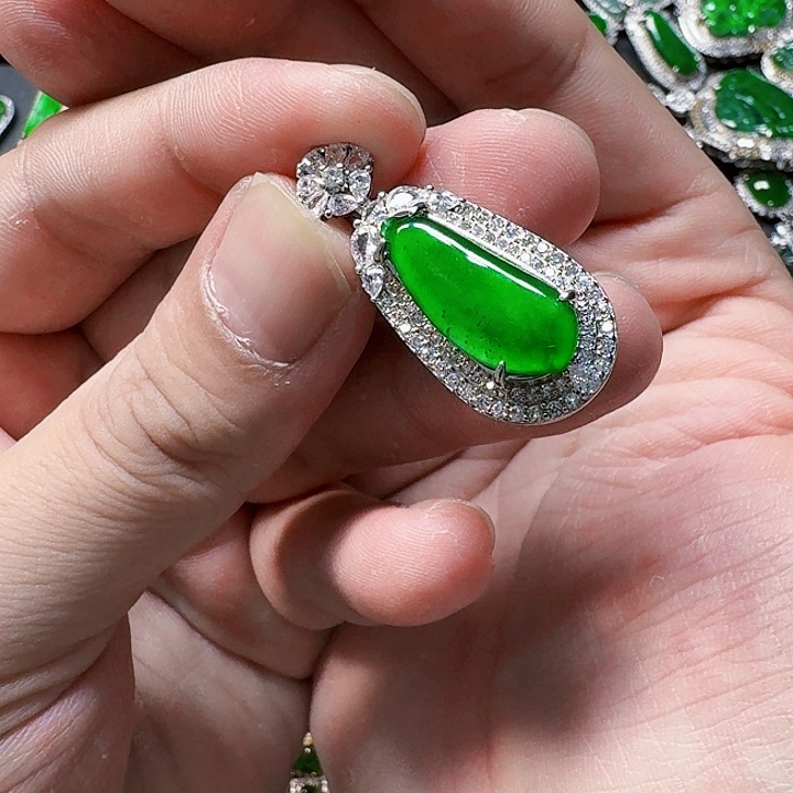 翡翠颈饰未镶嵌天然A货翡翠放漏