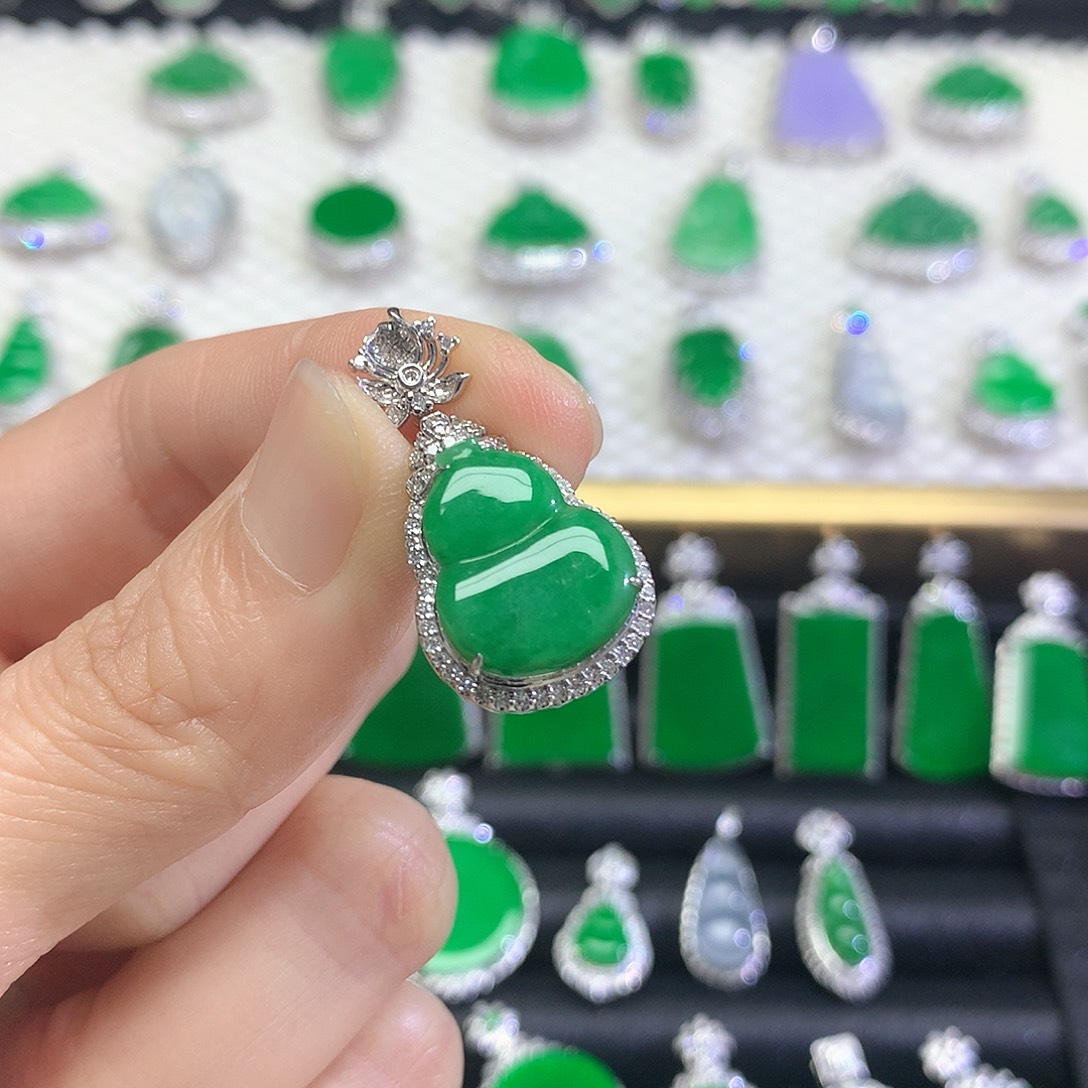 颈饰18K金镶嵌翡翠吊坠