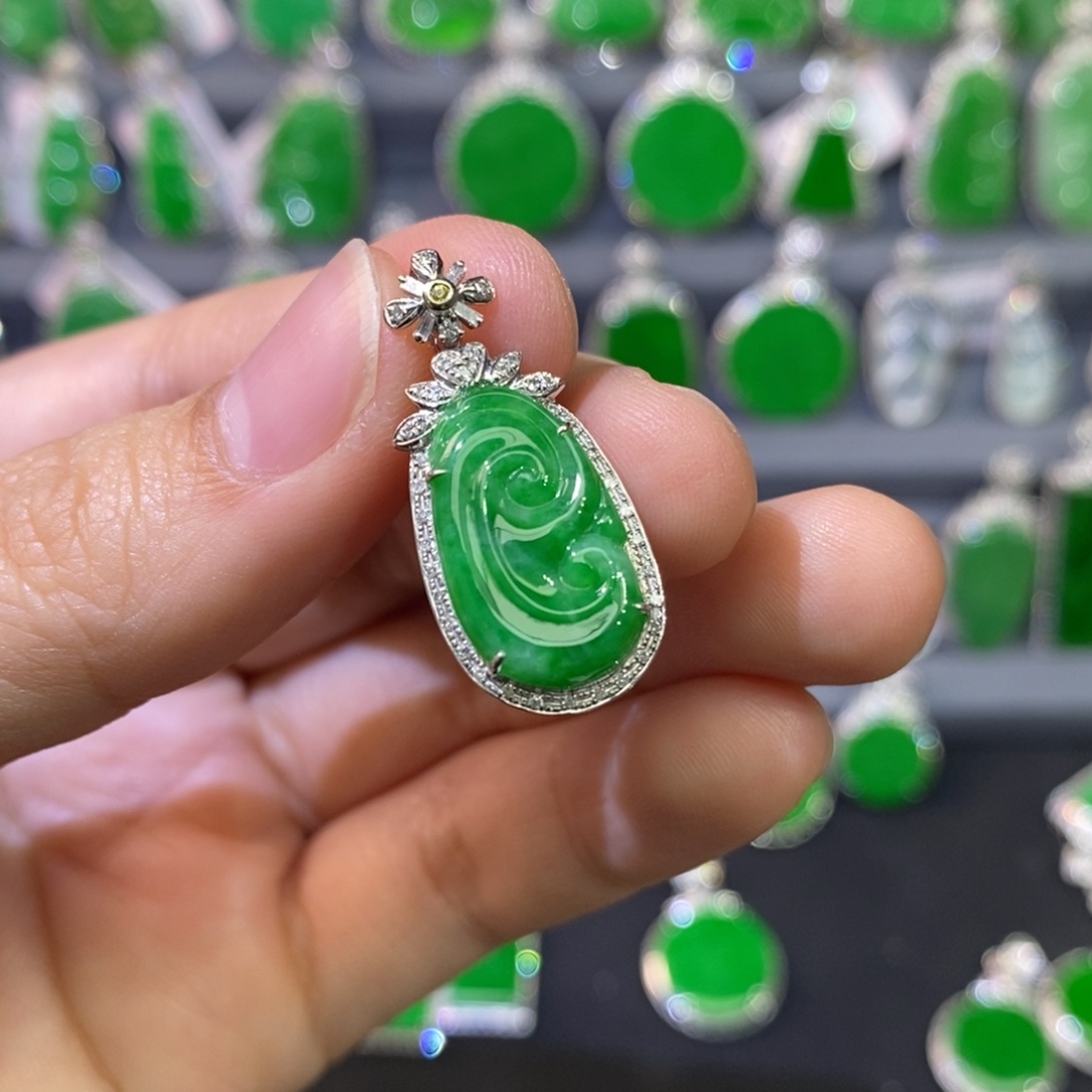 翡翠吊坠(不含链)18K金镶嵌