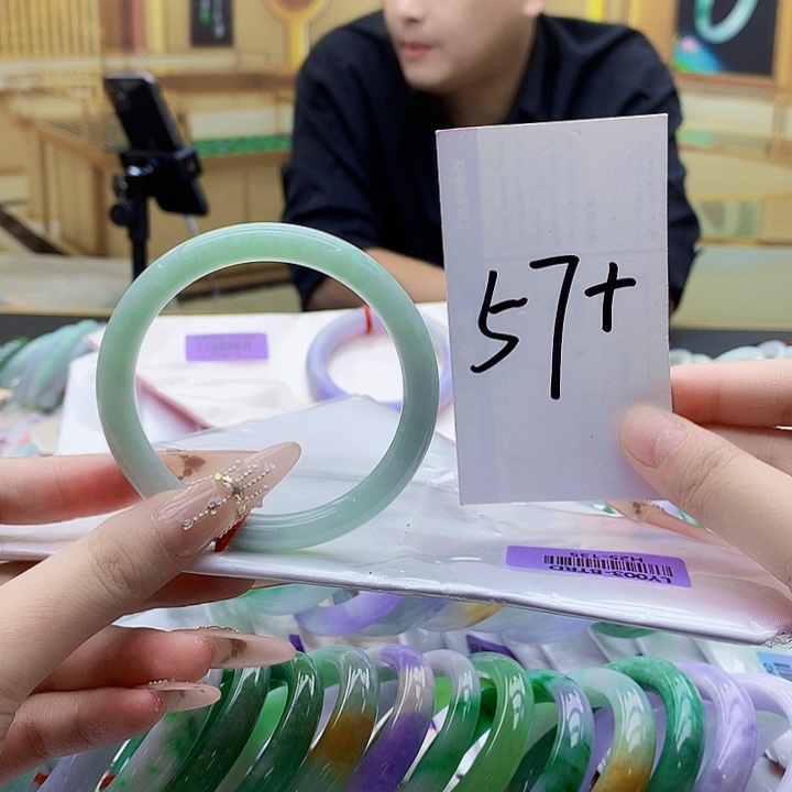 翡翠未镶嵌手镯io