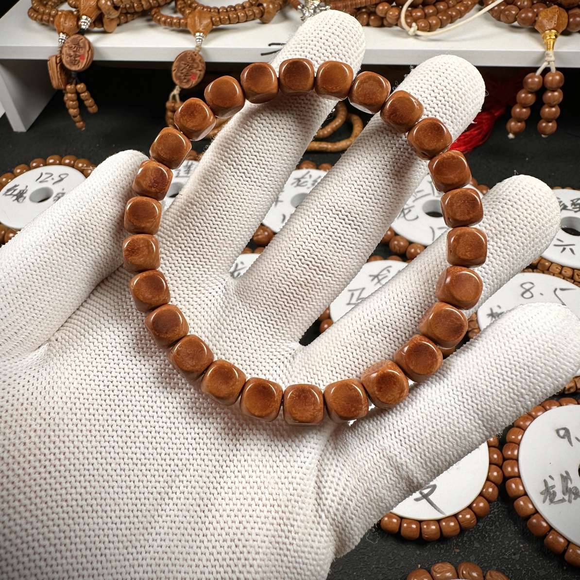 秦岭龙纹桃核工作室精工无纹六方，7.8mm，桃核管镶嵌，全品无瑕。