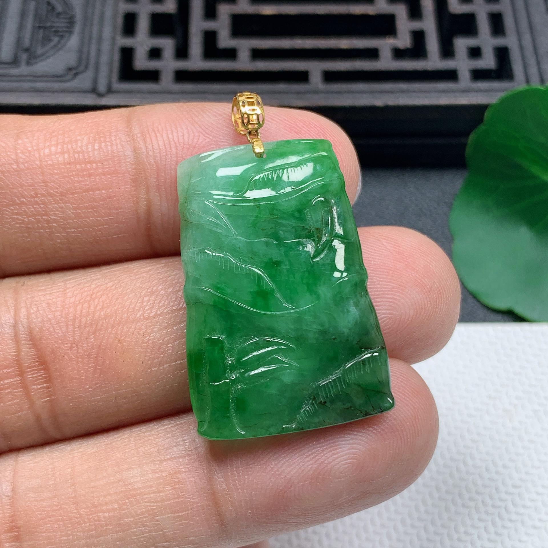 天然翡翠A货18K金扣精美飘绿饱满竹节吊坠尺寸31.2*21.3*5.9mm