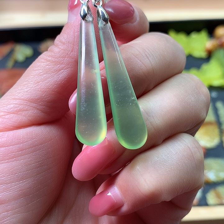 未镶嵌蛇纹石玉耳饰