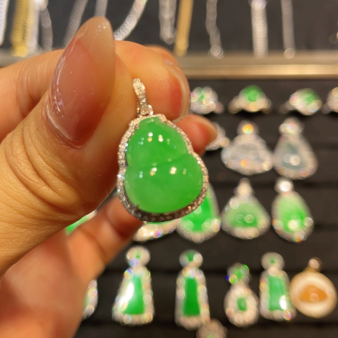 翡翠18K金镶嵌颈饰天然