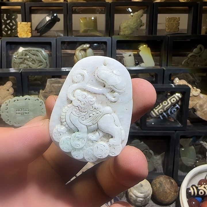 萧***墨翡翠未镶嵌颈饰工艺品麒麟吊坠